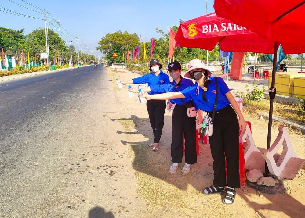 Bên cạnh đó, các bạn còn hỗ trợ kiểm tra xe, bơm vá xe, cung cấp xăng miễn phí cho phương tiện giao thông khi qua trạm, nhằm đảm bảo an toàn cho bà con trong quá trình lưu thông trên đường. Đây cũng là nơi để người dân nghỉ ngơi tạm thời, phục hồi sức khỏe sau chặng đường dài di chuyển về nhà.