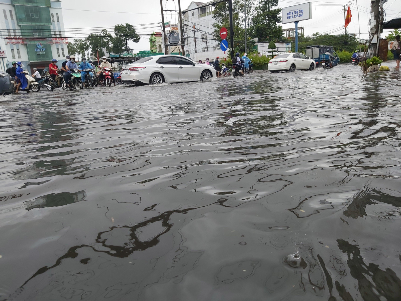 Điển hình tại đường Nguyễn Văn Linh, 30/4, Trần Văn Hoài, Ngô Văn Sở, Nam Kỳ Khởi Nghĩa, Ngô Quyền… bị ngập nước gây khó khăn cho người dân. - Ảnh: Hòa Hội