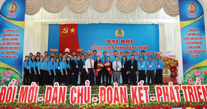 Ban Chấp hành Liên đoàn Lao động tỉnh Đồng Tháp khóa mới ra mắt đại hội. Ảnh: N. Ánh Ban Chấp hành Liên đoàn Lao động tỉnh Đồng Tháp khóa mới ra mắt đại hội. Ảnh: N. Ánh