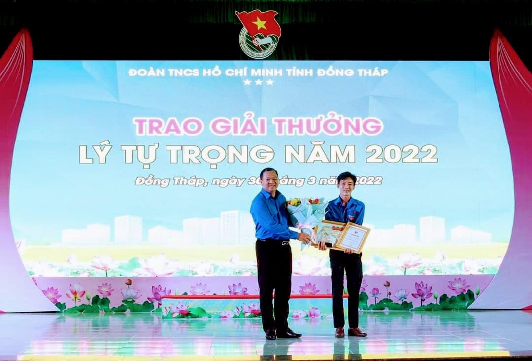 Thầy Nguyễn Minh Nguyên – Giáo viên, Bí thư Đoàn trường THCS-THPT Tân Mỹ, huyện Thanh Bình, tỉnh Đồng Tháp (bên phải). Thầy Nguyễn Minh Nguyên – Giáo viên, Bí thư Đoàn trường THCS-THPT Tân Mỹ, huyện Thanh Bình, tỉnh Đồng Tháp (bên phải).