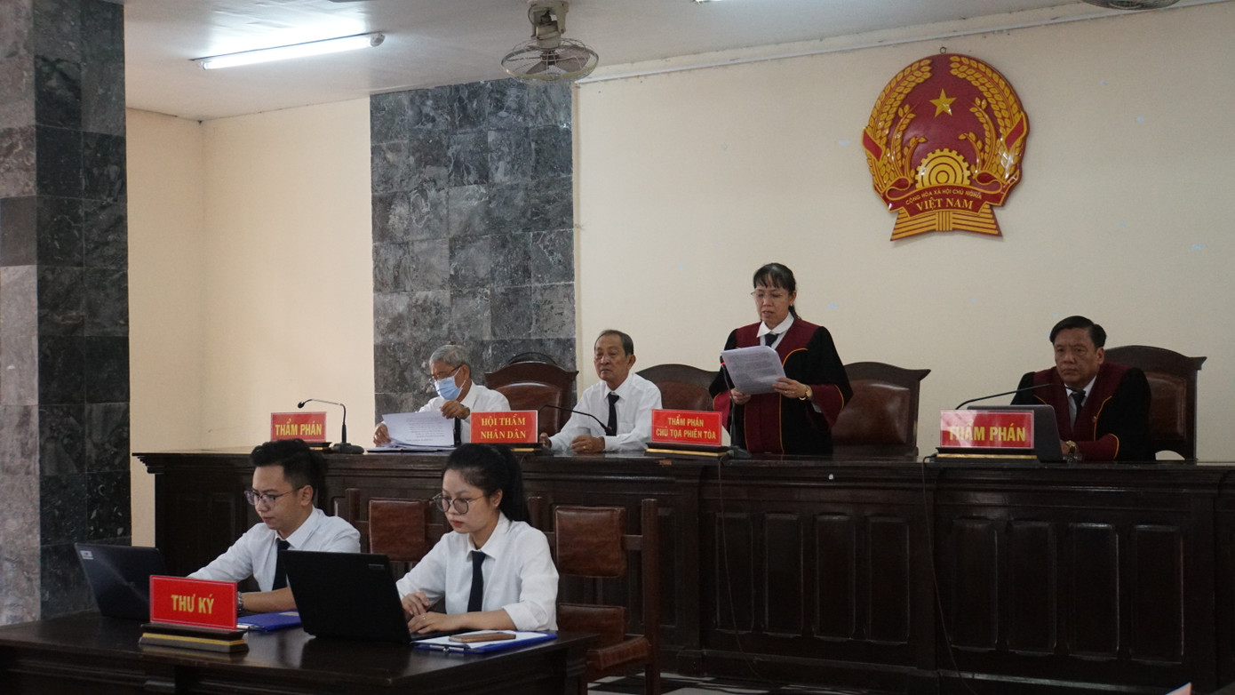 Chủ tọa tuyên án. Ảnh: An Bình Chủ tọa tuyên án. Ảnh: An Bình