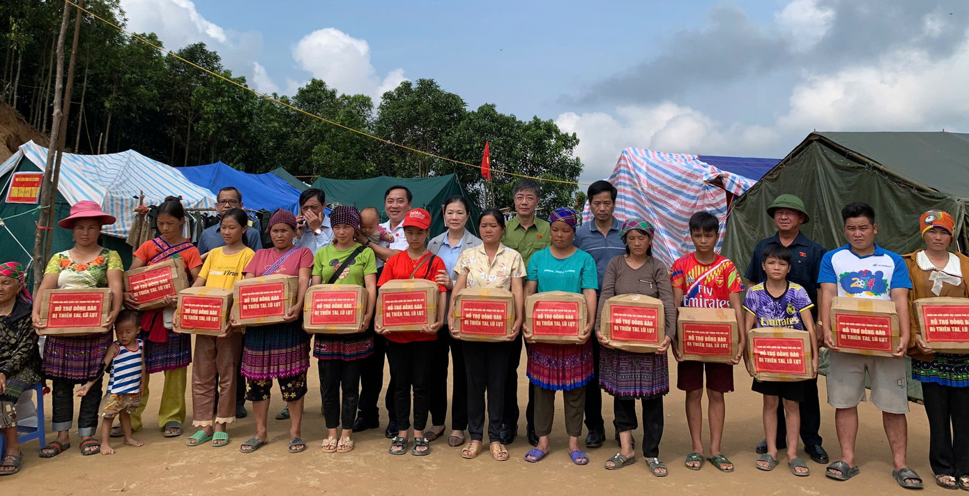 Đoàn Đại biểu Quốc hội TP. Cần Thơ tặng quà cho bà con tại Lào Cai. Đoàn Đại biểu Quốc hội TP. Cần Thơ tặng quà cho bà con tại Lào Cai.