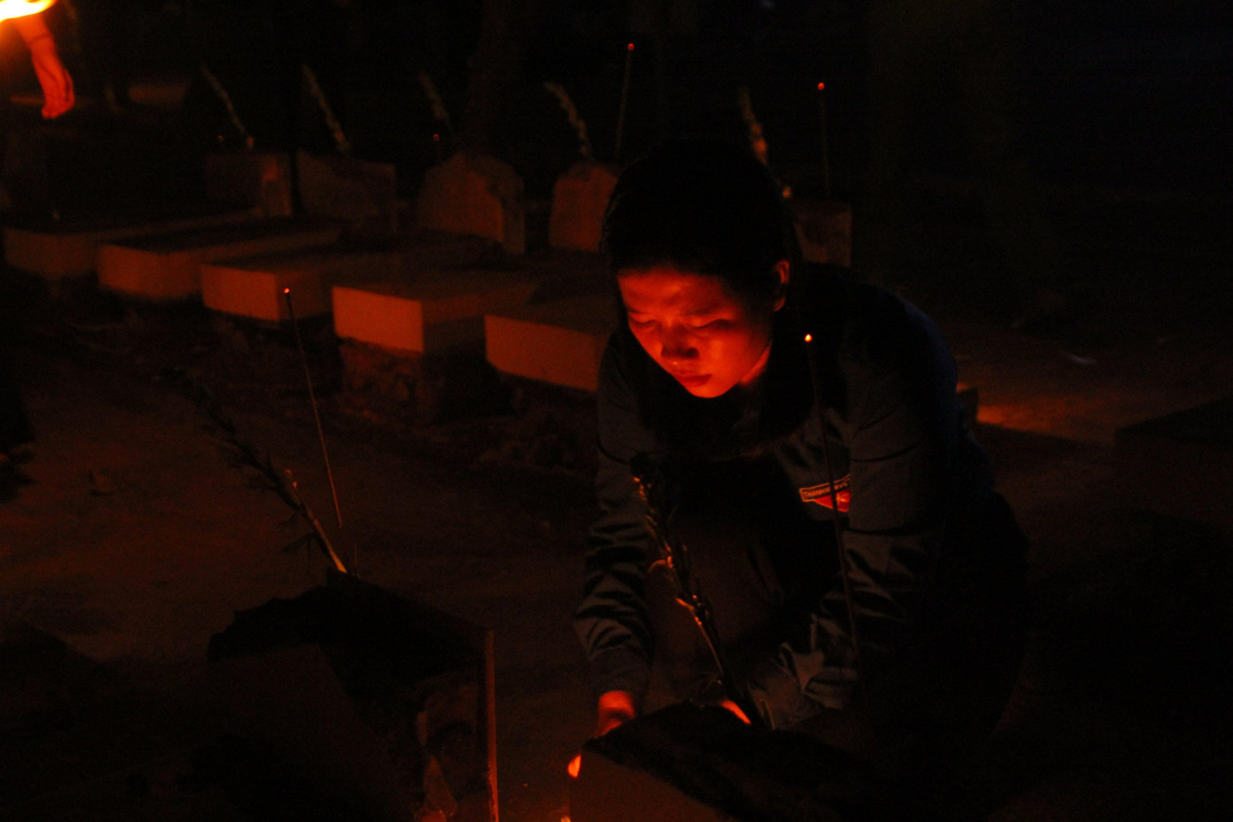 Chị Hồ Thị Hồng Phướng, Phó Bí thư Tỉnh Đoàn An Giang thắp nến tri ân mộ anh hùng liệt sỹ. - Ảnh: TĐ AG Chị Hồ Thị Hồng Phướng, Phó Bí thư Tỉnh Đoàn An Giang thắp nến tri ân mộ anh hùng liệt sỹ. - Ảnh: TĐ AG