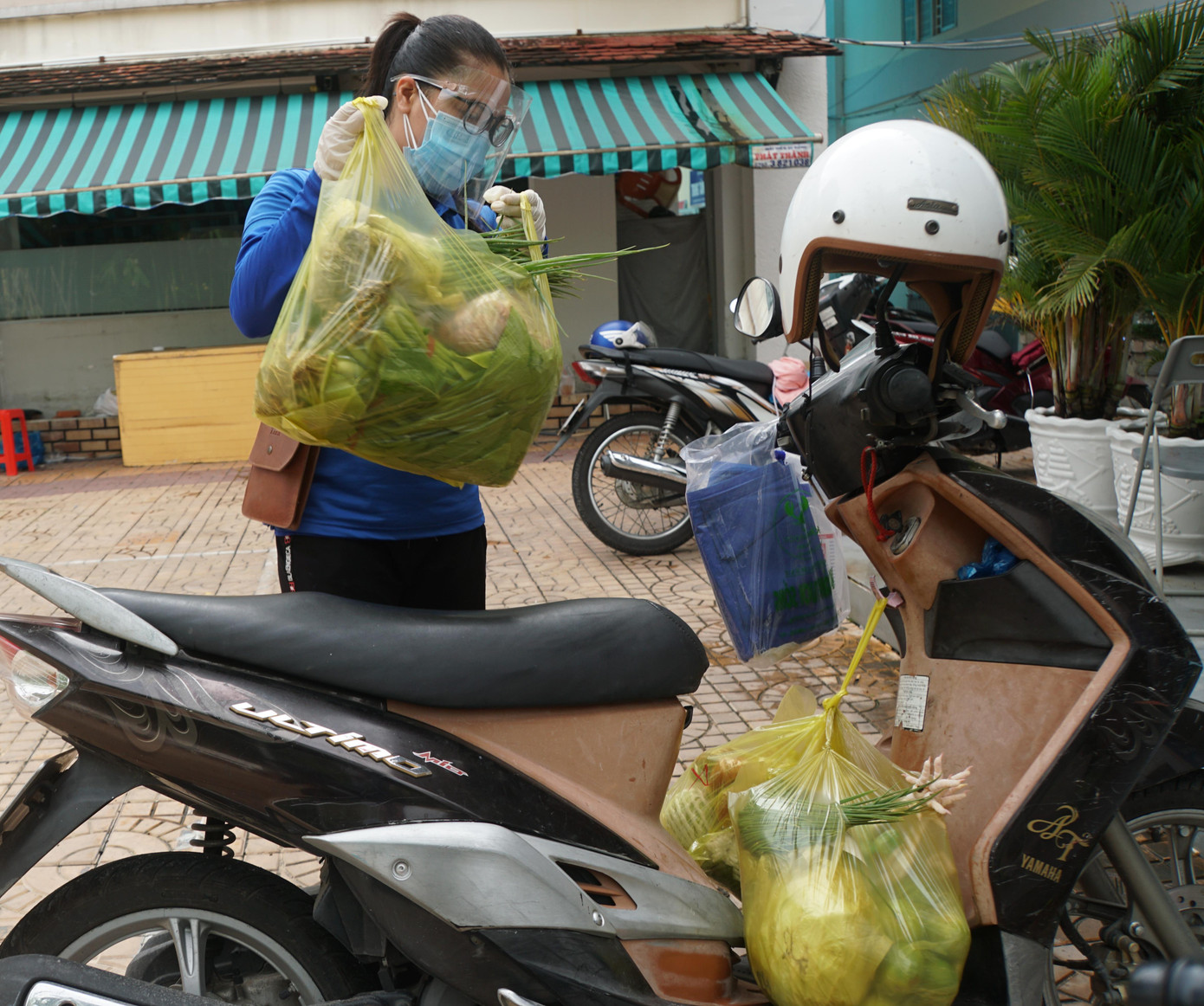 Cô Trần Thị Mỹ Duyên chuẩn bị giao thực phẩm cho người dân. - Ảnh: Hòa Hội Cô Trần Thị Mỹ Duyên chuẩn bị giao thực phẩm cho người dân. - Ảnh: Hòa Hội