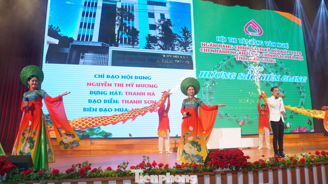 Đội thi trình diễn.