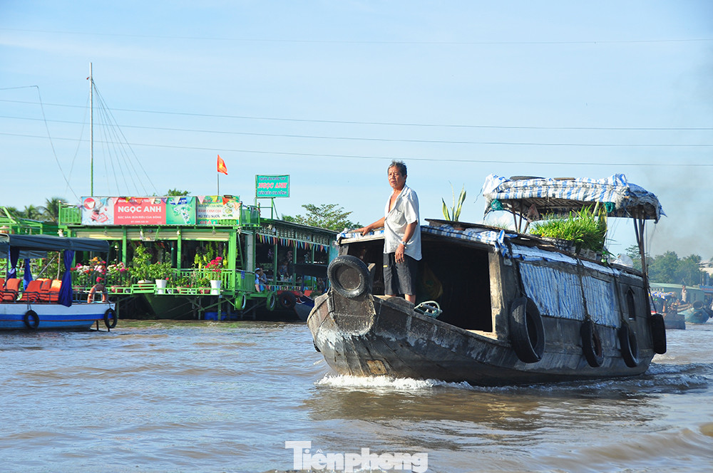 Theo ông Cường, các hoạt động ở ngày hội là dịp để các doanh nghiệp trực tiếp gặp gỡ, liên kết, hợp tác trong kinh doanh. Dịp này, chính quyền cũng lắng nghe nhận xét, đánh giá chân tình của du khách gần xa, các đơn vị lữ hành, các nhà quản lý, cơ quan truyền thông về hoạt động ngày hội, qua đó, từng bước nâng chất, phấn đấu giới thiệu thật đầy đủ hình ảnh và con người của vùng đất Cái Răng - Cần Thơ đến với đông đảo du khách. Ảnh: Hòa Hội. Theo ông Cường, các hoạt động ở ngày hội là dịp để các doanh nghiệp trực tiếp gặp gỡ, liên kết, hợp tác trong kinh doanh. Dịp này, chính quyền cũng lắng nghe nhận xét, đánh giá chân tình của du khách gần xa, các đơn vị lữ hành, các nhà quản lý, cơ quan truyền thông về hoạt động ngày hội, qua đó, từng bước nâng chất, phấn đấu giới thiệu thật đầy đủ hình ảnh và con người của vùng đất Cái Răng - Cần Thơ đến với đông đảo du khách. Ảnh: Hòa Hội.