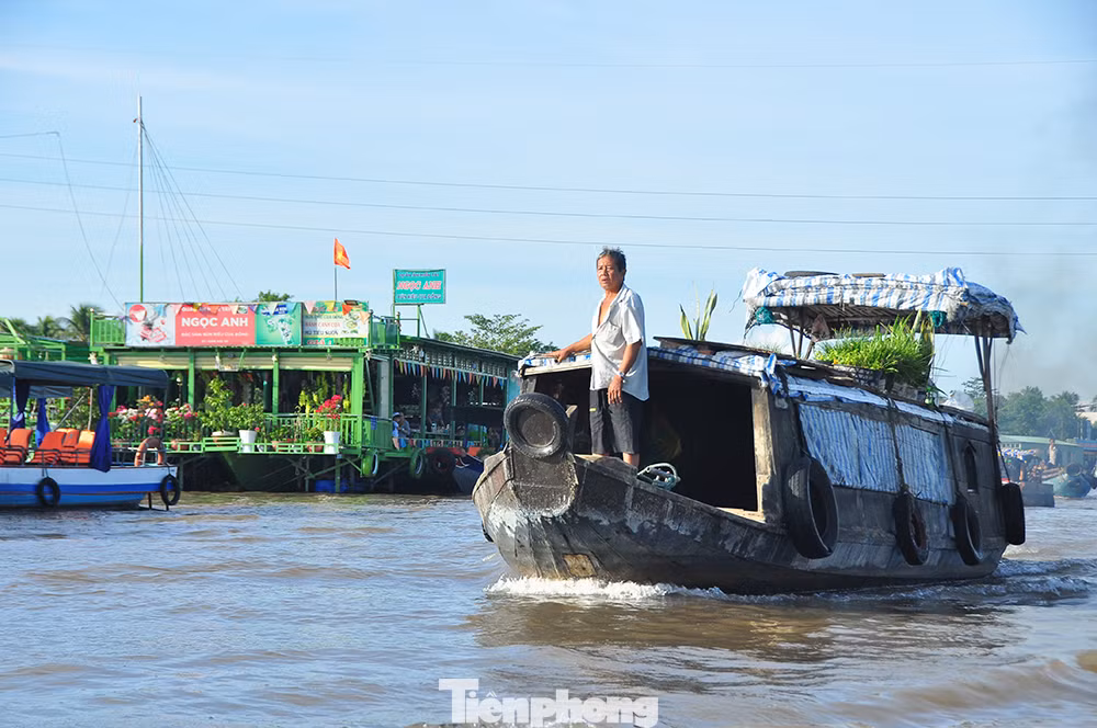 Theo ông Cường, các hoạt động ở ngày hội là dịp để các doanh nghiệp trực tiếp gặp gỡ, liên kết, hợp tác trong kinh doanh. Dịp này, chính quyền cũng lắng nghe nhận xét, đánh giá chân tình của du khách gần xa, các đơn vị lữ hành, các nhà quản lý, cơ quan truyền thông về hoạt động ngày hội, qua đó, từng bước nâng chất, phấn đấu giới thiệu thật đầy đủ hình ảnh và con người của vùng đất Cái Răng - Cần Thơ đến với đông đảo du khách. Ảnh: Hòa Hội.