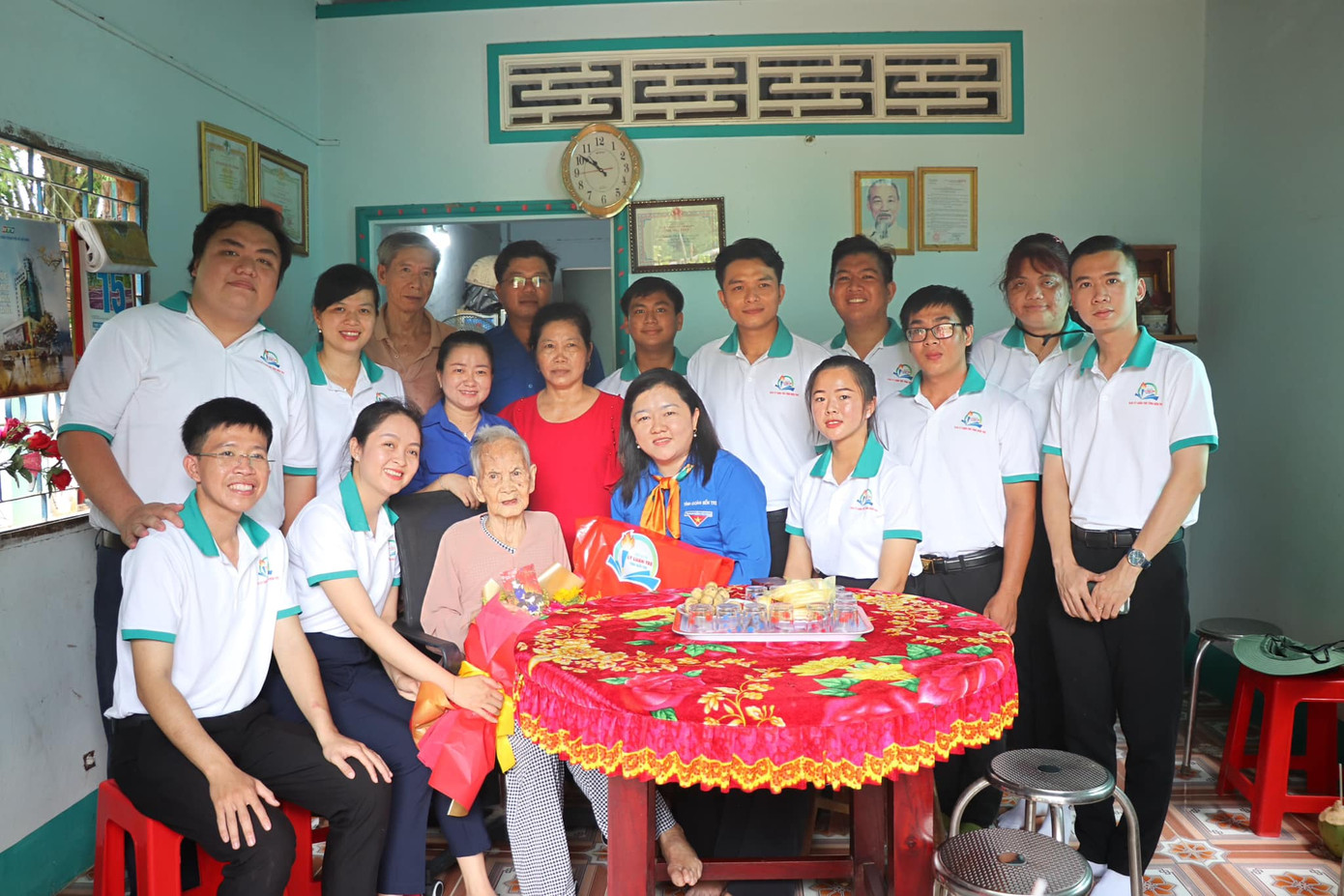 CLB Lý luận trẻ tỉnh Bến Tre đến thăm hỏi và tặng quà cho Mẹ Việt Nam Anh hùng Nguyễn Thị Hơn tại huyện Ba Tri. CLB Lý luận trẻ tỉnh Bến Tre đến thăm hỏi và tặng quà cho Mẹ Việt Nam Anh hùng Nguyễn Thị Hơn tại huyện Ba Tri.