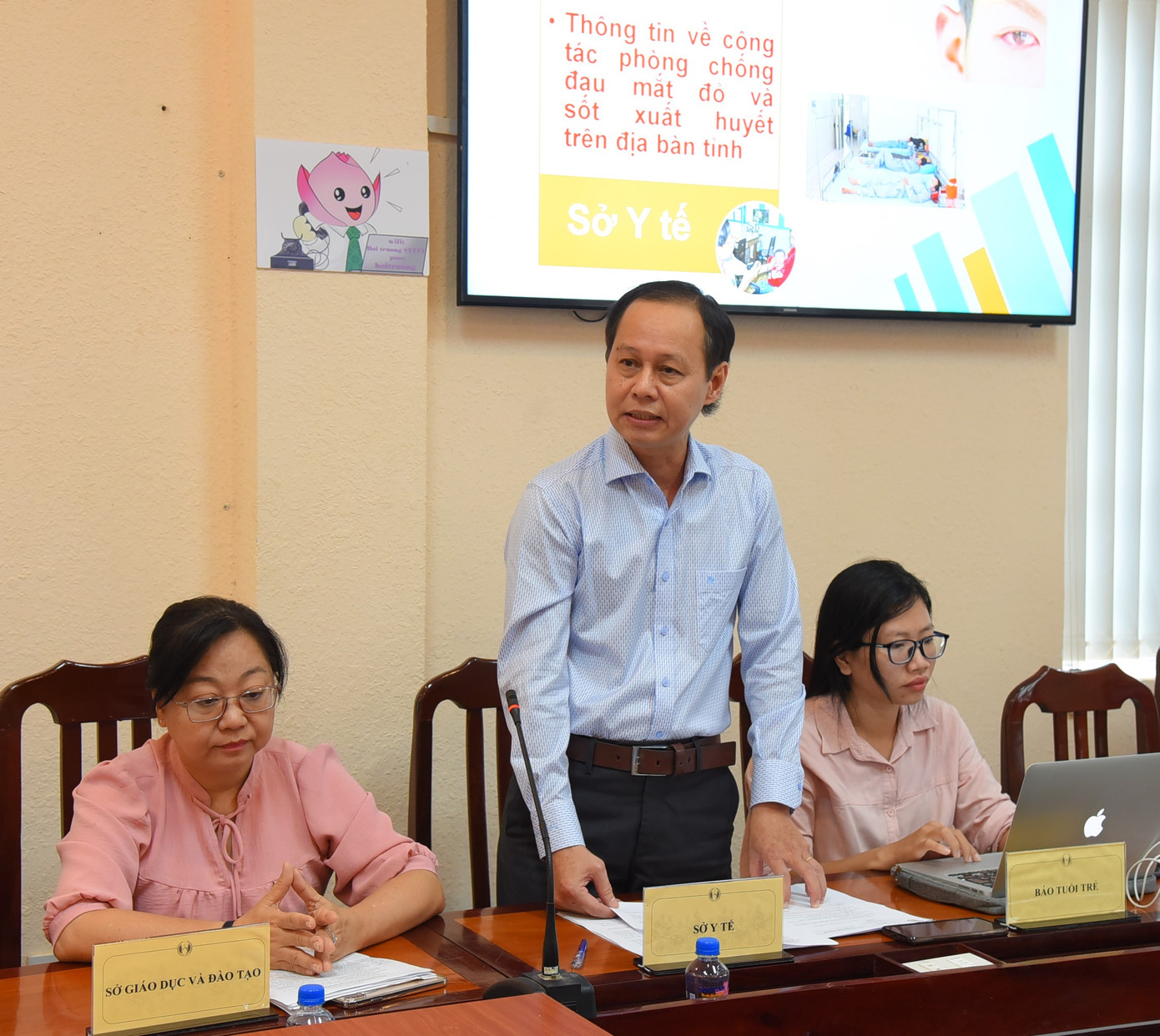 BS.CK 2 Phan Thanh Tùng, Giám đốc CDC tỉnh Đồng Tháp phát biểu tại cuộc họp. Ảnh: Hòa Hội.