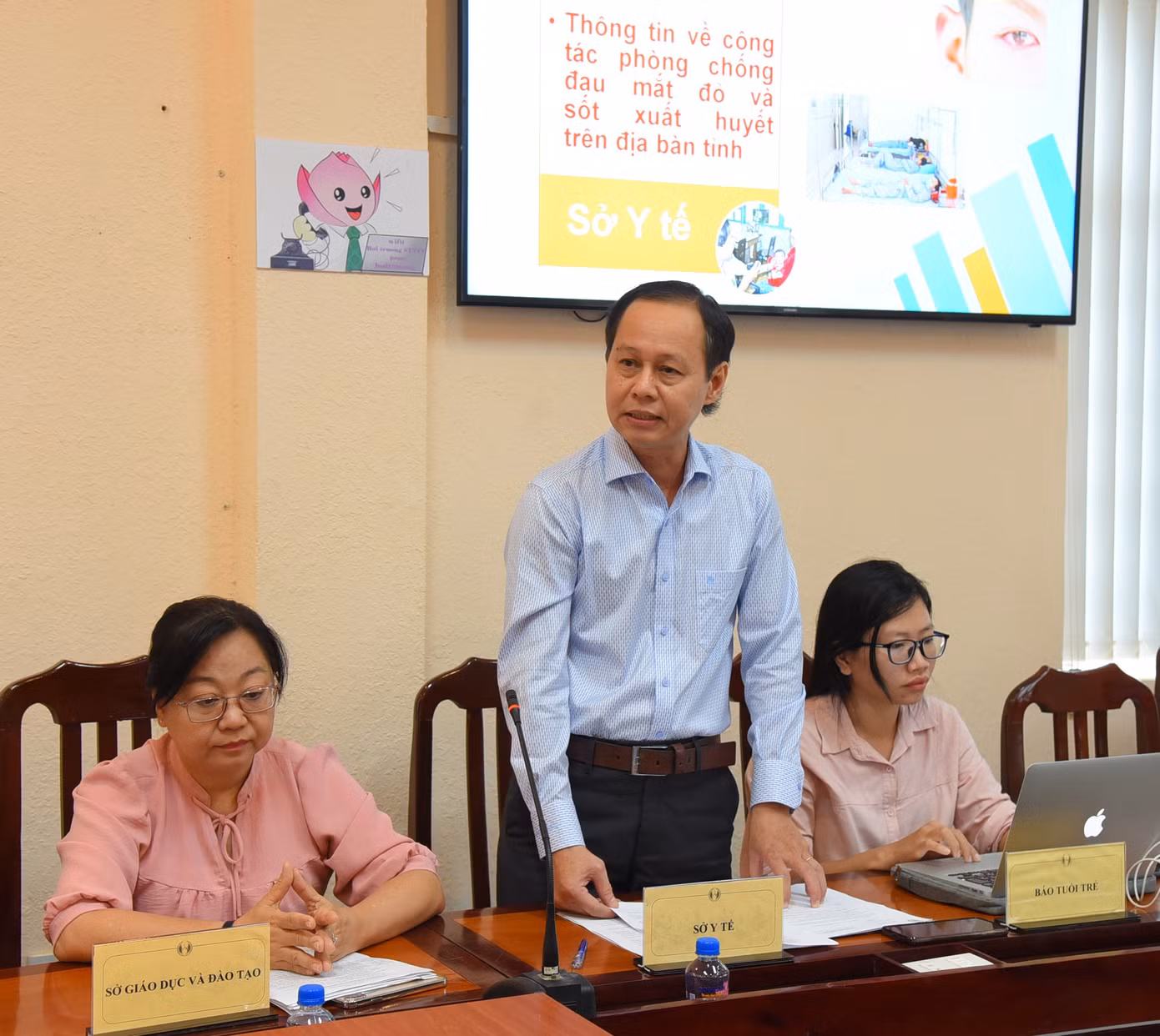 BS.CK 2 Phan Thanh Tùng, Giám đốc CDC tỉnh Đồng Tháp phát biểu tại cuộc họp. Ảnh: Hòa Hội.