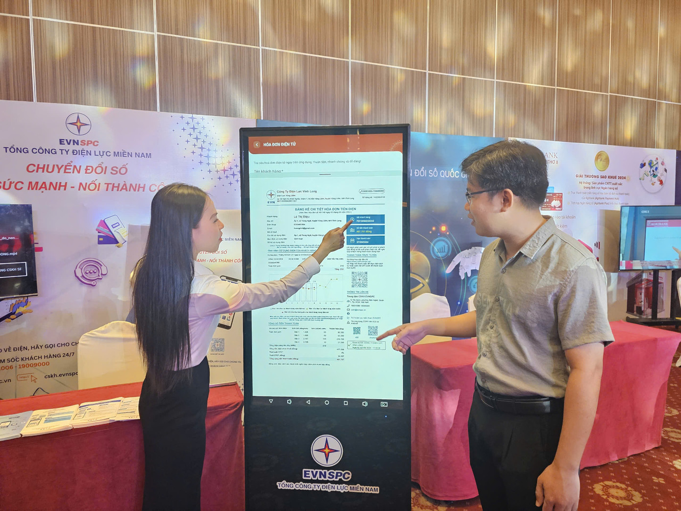 Tổng công ty Điện lực Miền Nam tư vấn về chuyển đổi số bên lề hội thảo. Ảnh: Hòa Hội