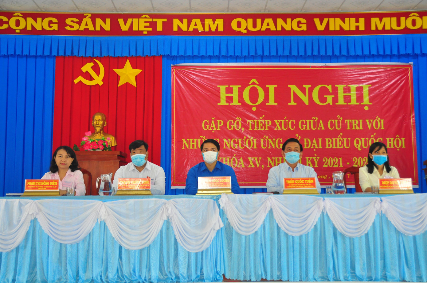Các ứng cử viên đại biểu Quốc hội khóa XV tỉnh Trà Vinh tiếp xúc cử tri. Ảnh: Hoà Hội