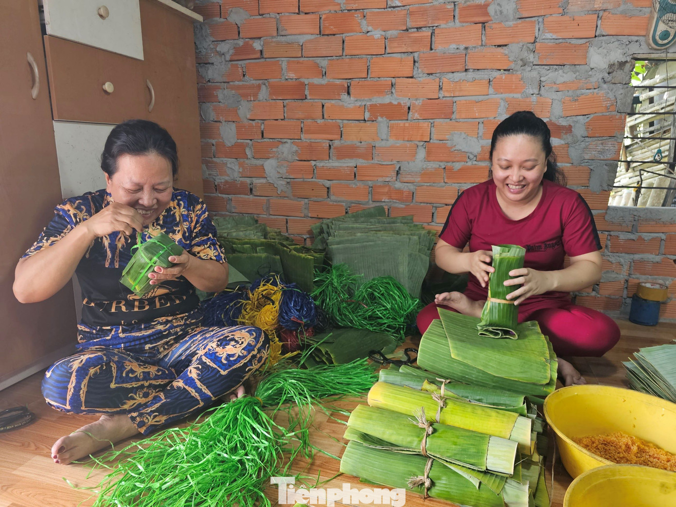 Bà Xinh là con gái cụ Sáu Trọng - người đã nâng tầm bánh tét lá cẩm lên tầm cao mới. Cụ Trọng đã mất nhưng câu chuyện của cụ và đòn bánh tét lá cẩm nổi tiếng xứ Tây Đô luôn được người dân miền Tây ghi nhớ. Ảnh: Hòa Hội.