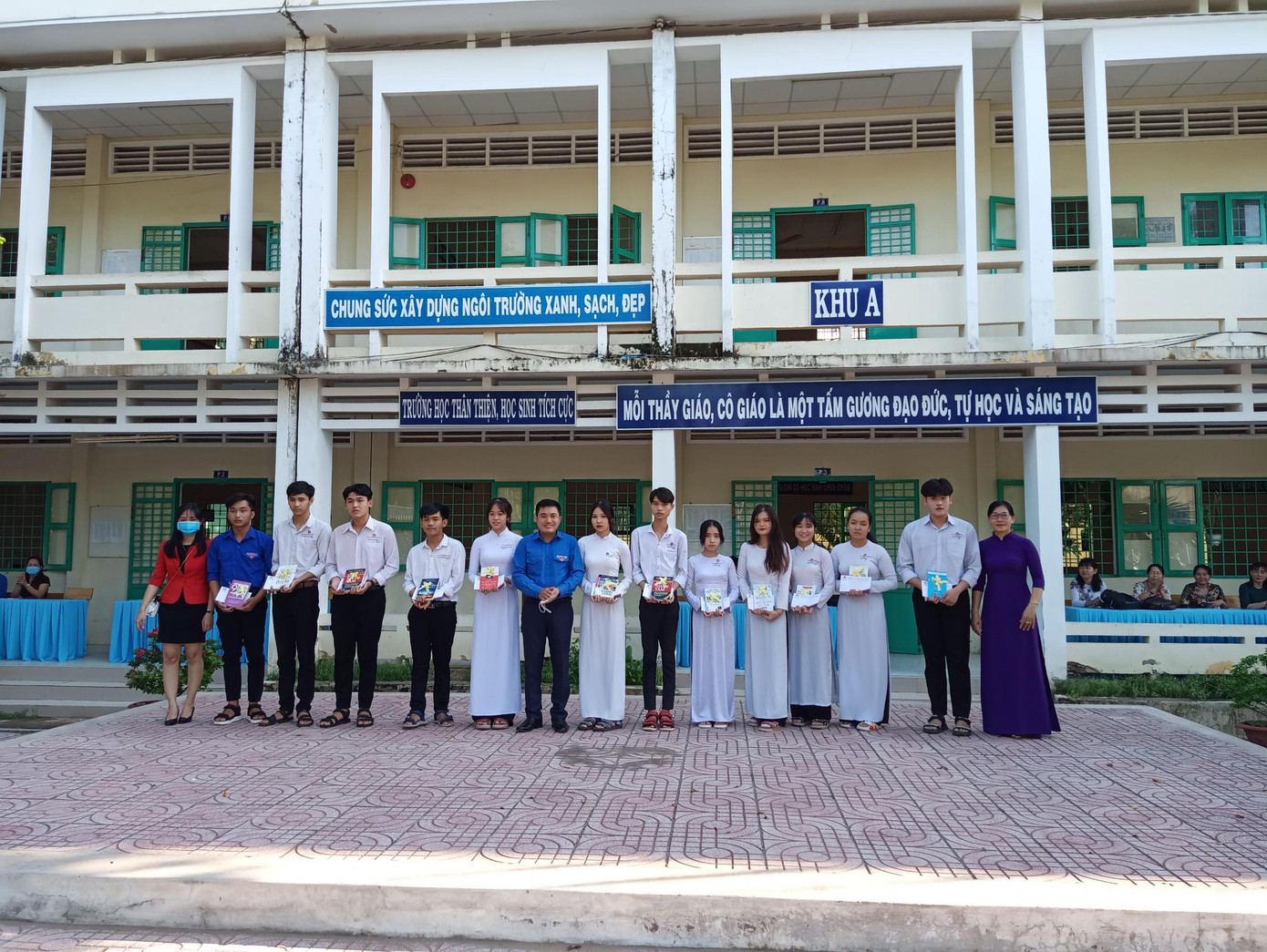 Anh Nguyễn Hữu Ngọc, Phó trưởng Ban Tuyên giáo Trung ương Đoàn trao tặng 20 góc học tập cho học sinh Trường THPT Nguyễn Văn Hai, huyện Càng Long. Anh Nguyễn Hữu Ngọc, Phó trưởng Ban Tuyên giáo Trung ương Đoàn trao tặng 20 góc học tập cho học sinh Trường THPT Nguyễn Văn Hai, huyện Càng Long.