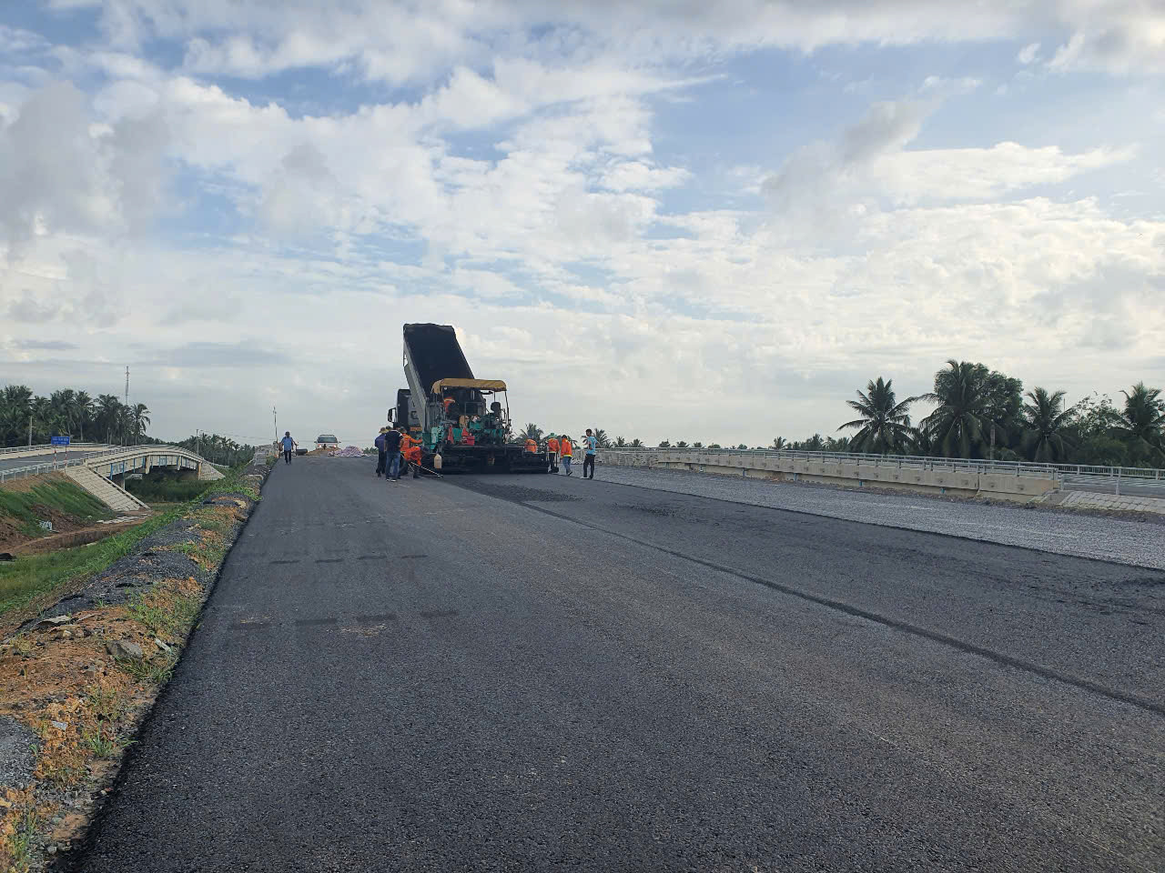 Theo Ban Quản lý dự án Mỹ Thuận, dự kiến ngày 30/6 sẽ hoàn thành toàn bộ 5/5 cầu trên tuyến và cơ bản hoàn thành phần đường dẫn. Phấn đấu hoàn thành dự án trong tháng 8/2025 để đưa vào khai thác dịp Quốc khánh 2/9 tới.