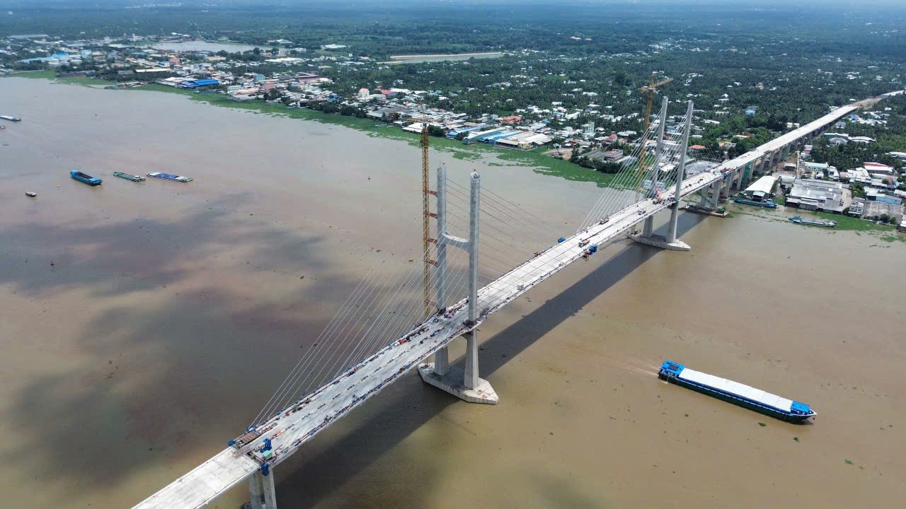 Ngày 6/6, Ban Quản lý dự án Mỹ Thuận (Bộ Xây dựng) - chủ đầu tư cho biết, đến nay tiến độ tổng thể dự án cầu Rạch Miễu 2 đã hoàn thành hơn 87% khối lượng, vượt tiến độ chung gần 2% so với kế hoạch, phần cầu chính Rạch Miễu 2 vượt tiến độ hơn 6%. Tổng chiều dài dự án khoảng 17,6km, với tổng mức đầu tư hơn 6.810 tỷ đồng.