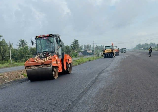 Phần đường dẫn 2 đầu cầu Rạch Miễu 2 dài 14km, tới nay đã dỡ tải và thi công lớp cấp phối đá dăm đạt 98% chiều dài tuyến, rải bê tông nhựa theo từng phân đoạn đạt 85%. Dự kiến, sẽ hoàn thành toàn bộ đường dẫn phía Bến Tre trước 30/6.