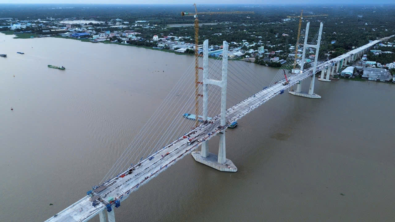 Đối với phần cầu chính Rạch Miễu 2, ngày 19/4 đã hợp long cầu chính cầu dây văng, đang thi công các hạng mục hoàn thiện như: Gờ lan can, dải phân cách, điện chiếu sáng, khe co giãn mặt cầu, hệ thống phòng cháy chữa cháy... Cầu chính là cầu dây văng, dài gần 2km.