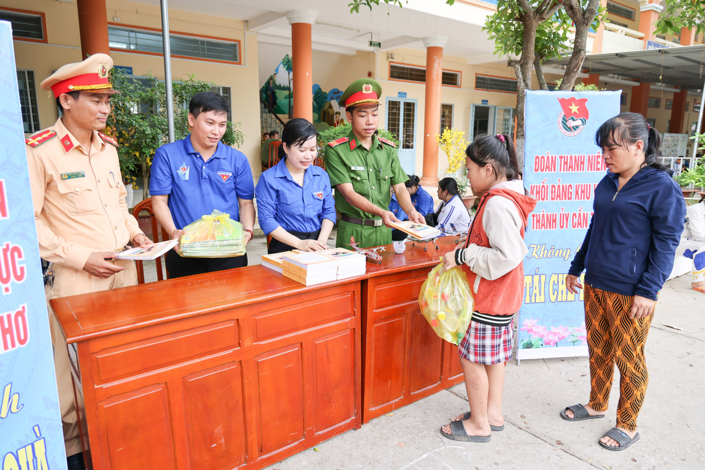 Chương trình đổi rác lấy quà dành cho học sinh. Chương trình đổi rác lấy quà dành cho học sinh.
