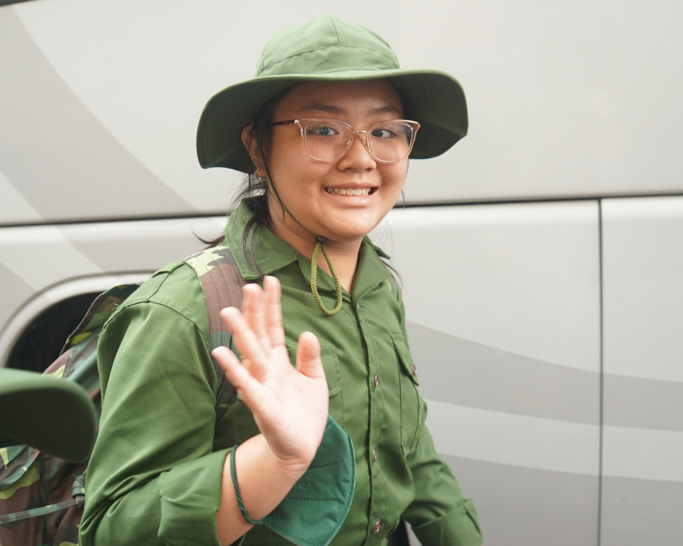 Nữ "chiến sĩ" nhí vẫy tay chào cha mẹ. Ảnh: Hòa Hội. Nữ "chiến sĩ" nhí vẫy tay chào cha mẹ. Ảnh: Hòa Hội.