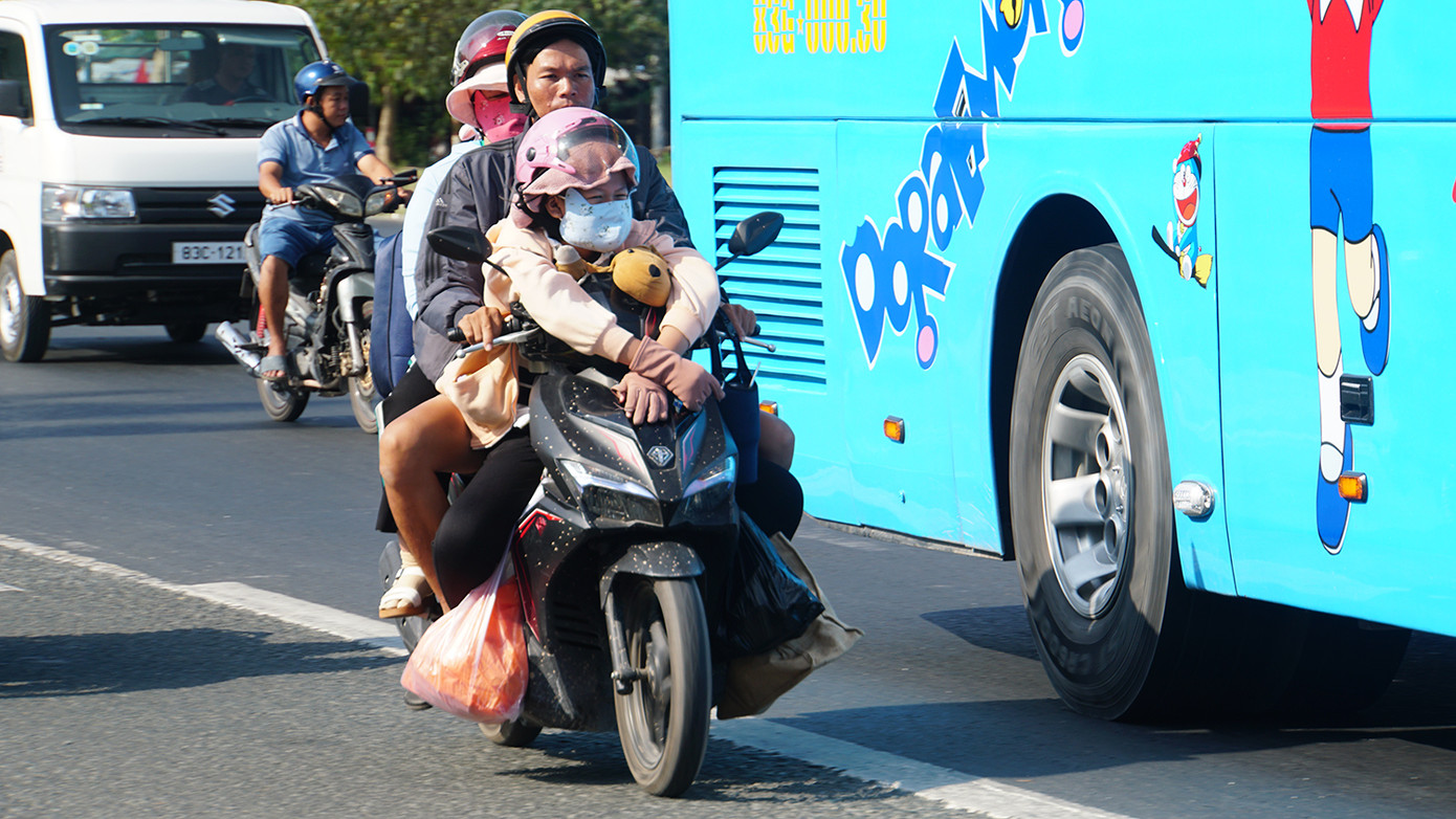 Gia đình trở lại TPHCM mưu sinh sau kỳ nghỉ Tết. Ảnh: Hòa Hội