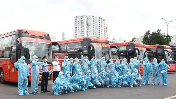 Cán bộ, nhân viên trong đoàn Kiên Giang sẵn sàng tiếp nhận người từ THPHCM trở về quê. - Ảnh: Phạm Ngọc Nha