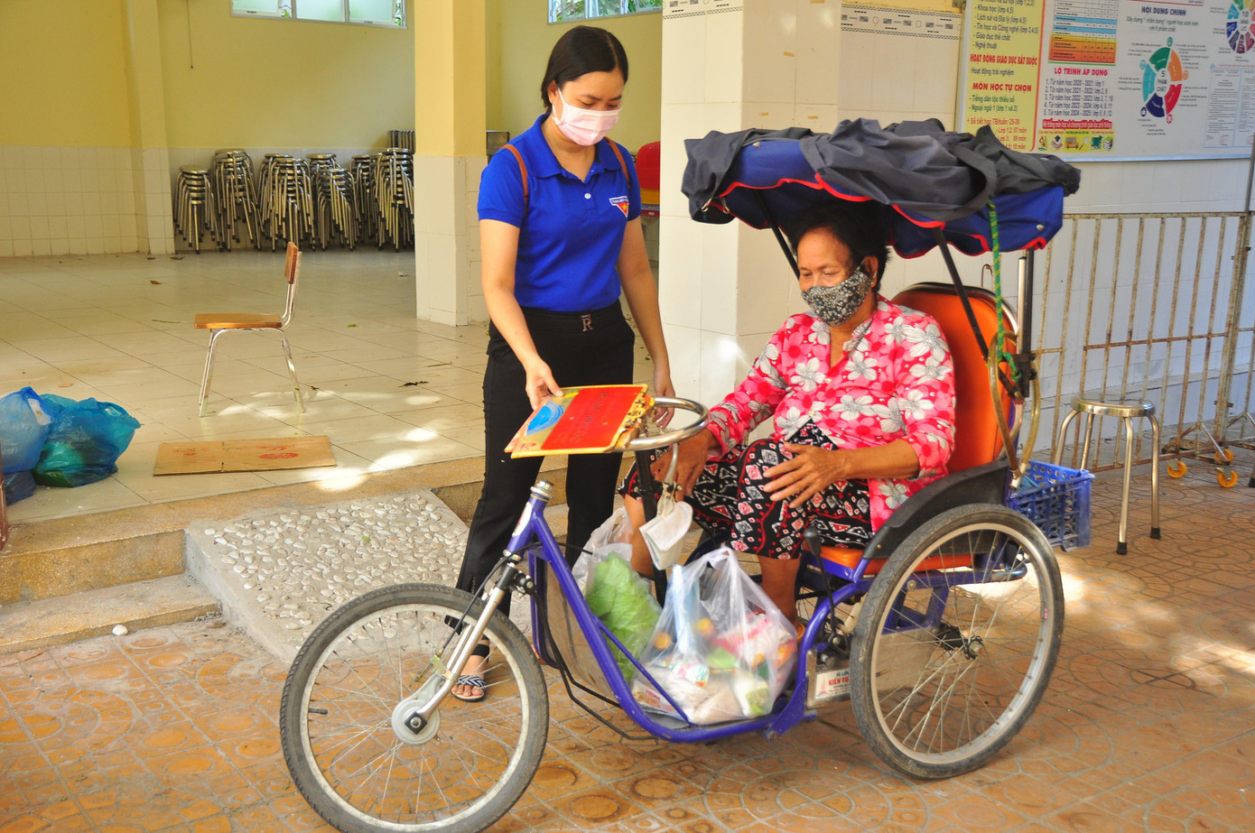 Mỗi người dân được phát phiếu nhận quà sẽ vào khu vực lựa chọn những loại rau, củ, quả và nhu yếu phẩm cần thiết cho gia đình mình. Với thông điệp “Mỗi người lấy một phần vừa đủ, nhường cho người đến sau”, người dân khi đến “Chợ 0 đồng” đều chấp hành đúng quy định của ban tổ chức. Trong thời gian diễn ra hoạt động, ban tổ chức yêu cầu người dân thực hiện các biện pháp an toàn phòng chống dịch như giữ khoảng cách, đeo khẩu trang, rửa tay kháng khuẩn.