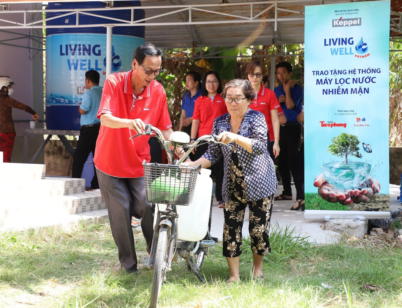 Người dân huyện Ba Tri chở nước sạch về nhà sinh hoạt từ chương trình do Tỉnh Đoàn Bến Tre và báo Tiền Phong trao tặng.
