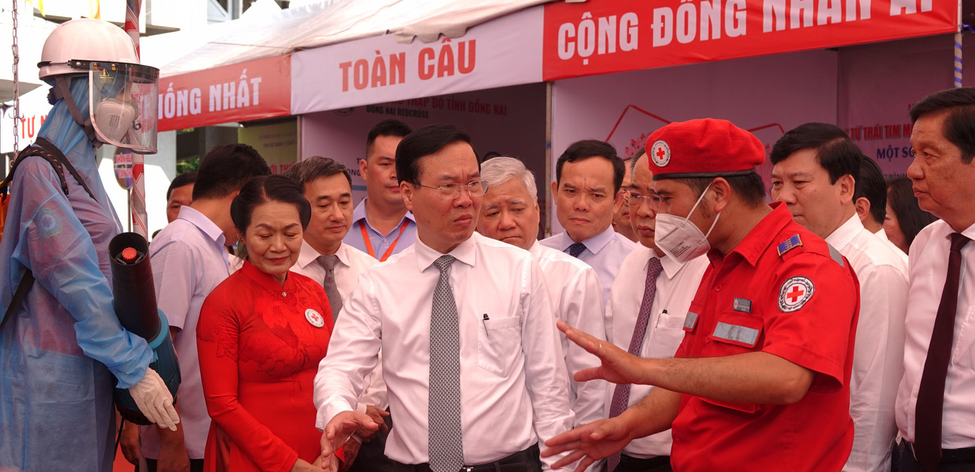 Chủ tịch nước tham quan các gian hàng, mô hình sơ cứu áo phao trưng bày tại buổi lễ. Ảnh: PV