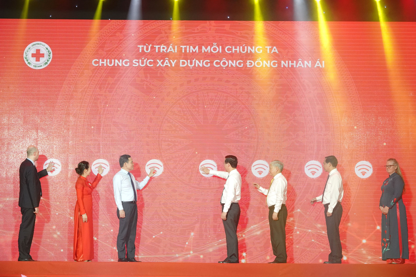 Chủ tịch nước cùng lãnh đạo các cấp, ngành, địa phương thực hiện nghi thức Tháng Nhân đạo 2023. Ảnh: PV