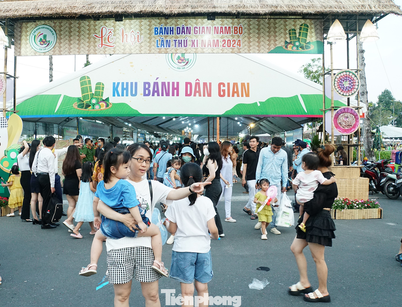 Lễ hội thu hút đông khách, người dân tham quan, trải nghiệm. Ảnh: Hòa Hội