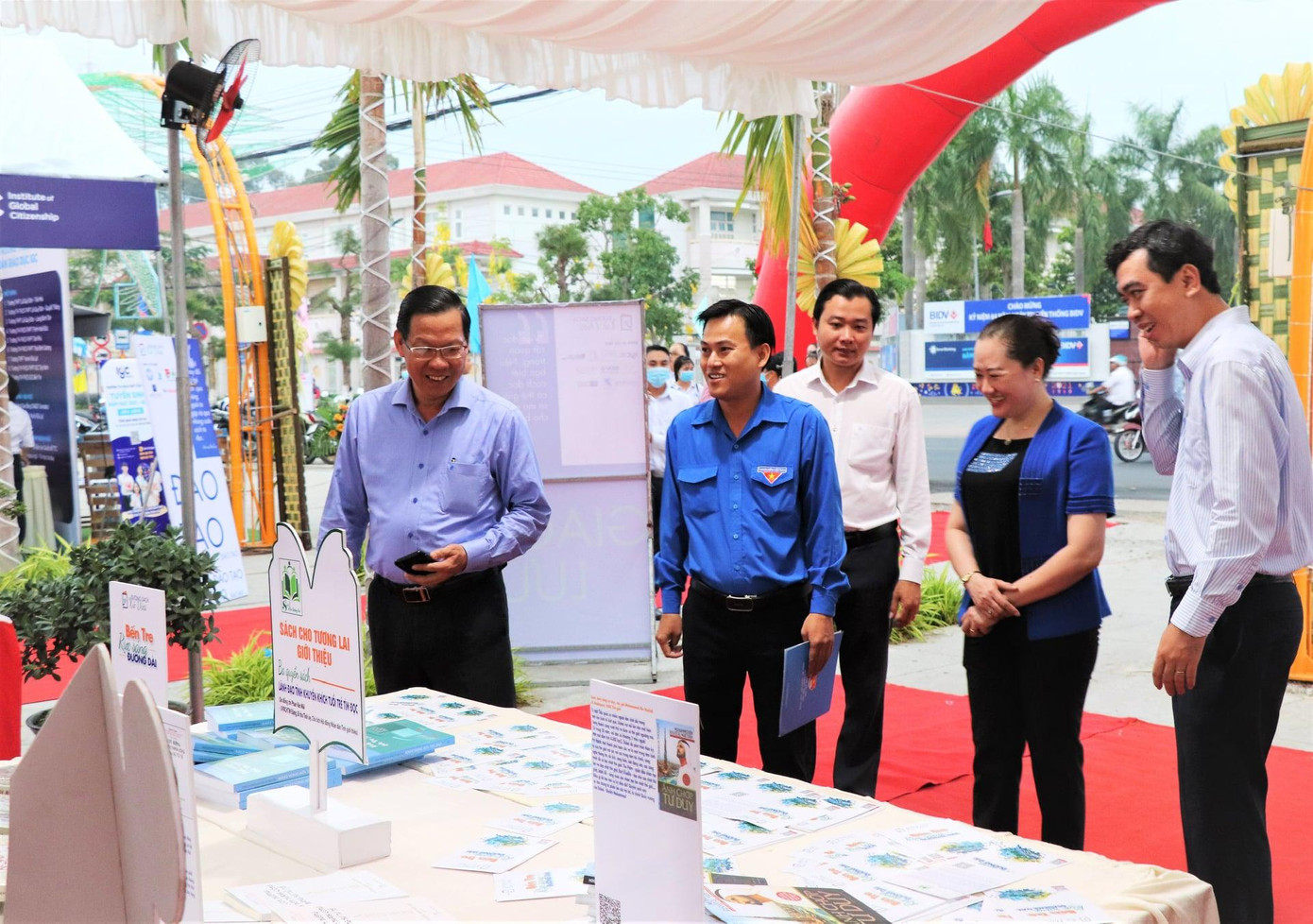 Lãnh đạo tỉnh Bến Tre tham quan đường sách