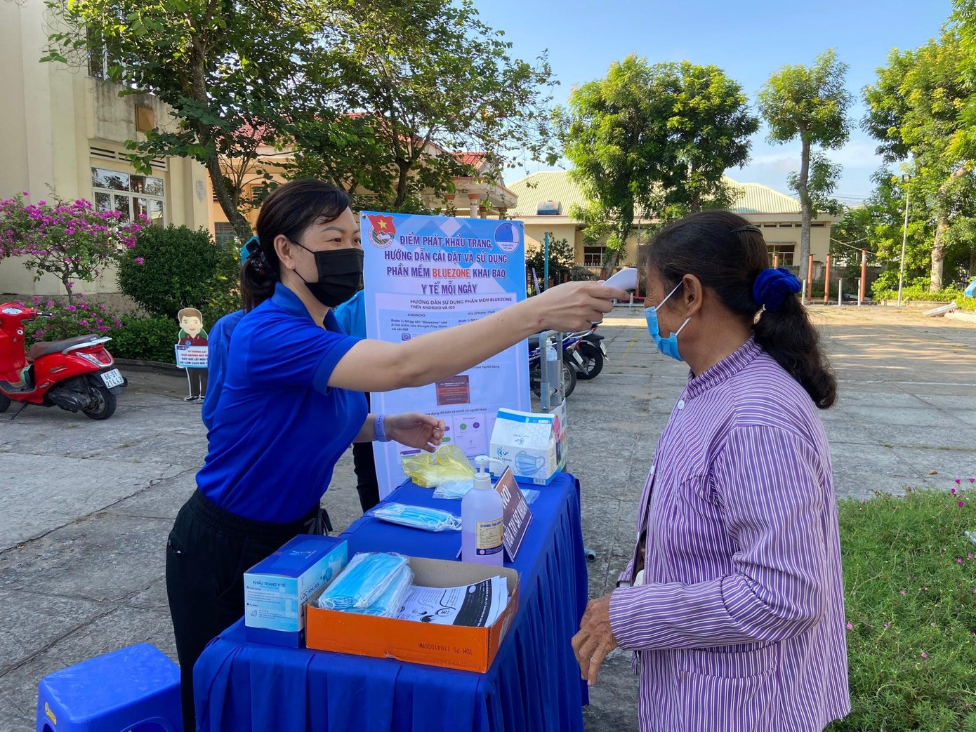 Đo thân nhiệt cho người dân Đo thân nhiệt cho người dân