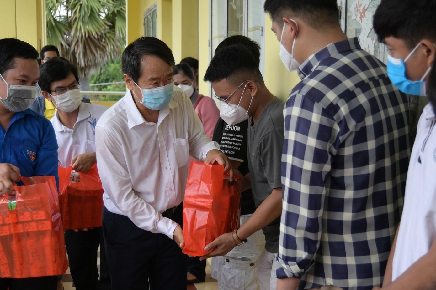 PGS. TS Phạm Tiết Khánh, Hiệu trưởng trường ĐH Trà Vinh động viên, thăm hỏi tình hình sức khỏe, điều kiện sinh hoạt, học tập của sinh viên và trao quà cho các em vừa tạm về nơi ở mới tại ký túc xá khu 4, trường ĐH Trà Vinh.