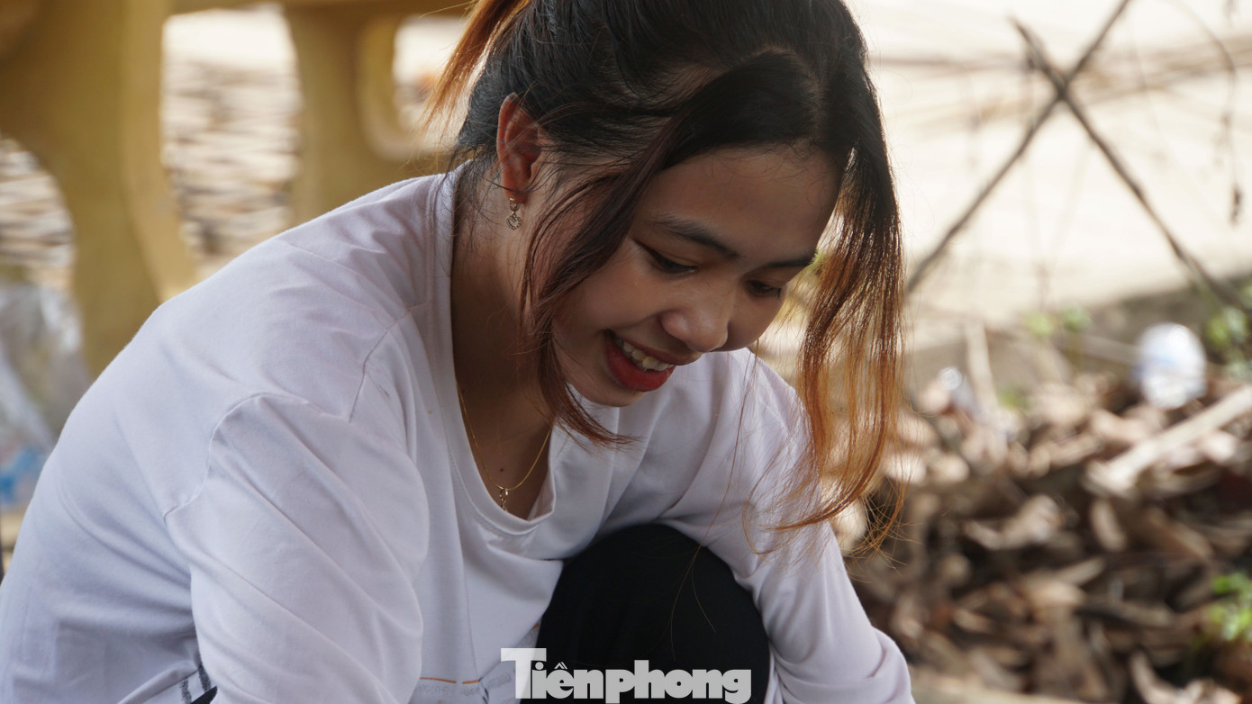 Nữ đoàn viên tại địa phương tham gia làm cùng các chiến sĩ tình nguyện tại xã Tân Phú.