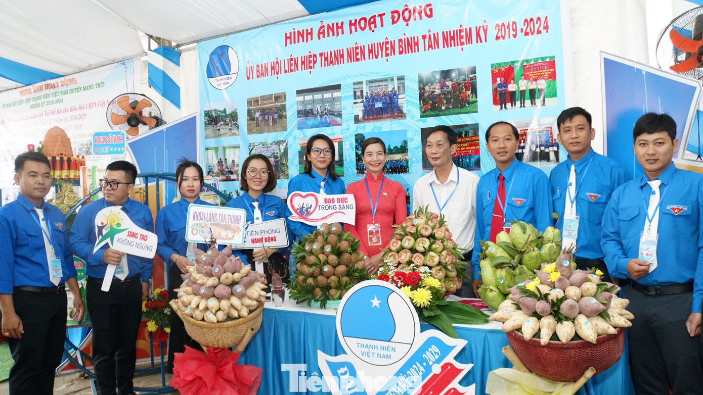 Đại biểu chụp ảnh bên gian hàng khởi nghiệp. Ảnh: Hòa Hội