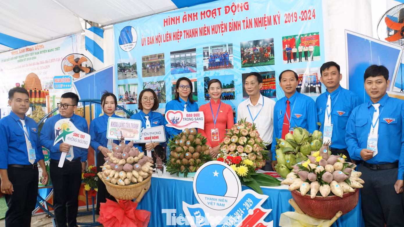 Đại biểu chụp ảnh bên gian hàng khởi nghiệp. Ảnh: Hòa Hội