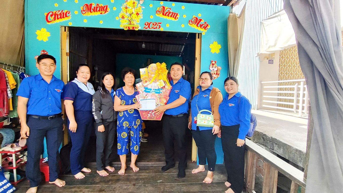 Tỉnh Đoàn An Giang tặng quà người dân.