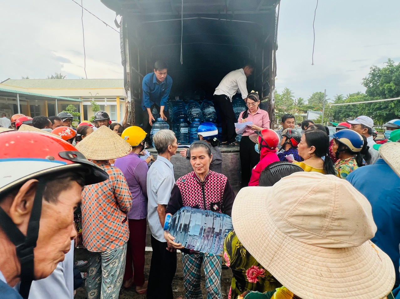 Hội Doanh nhân trẻ Việt Nam trao tặng nước ngọt cho bà con tại Vĩnh Long.