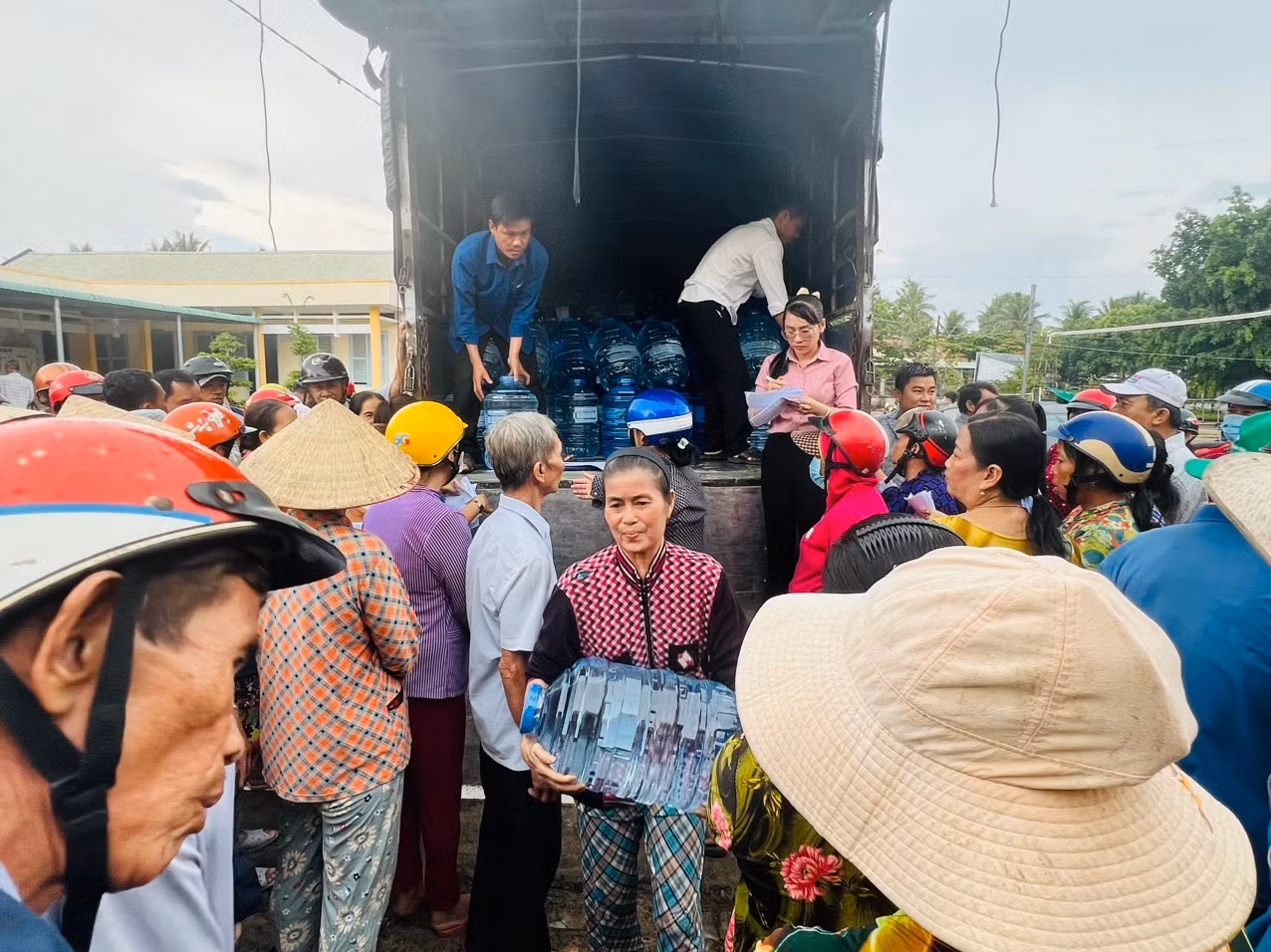Hội Doanh nhân trẻ Việt Nam trao tặng nước ngọt cho bà con tại Vĩnh Long.