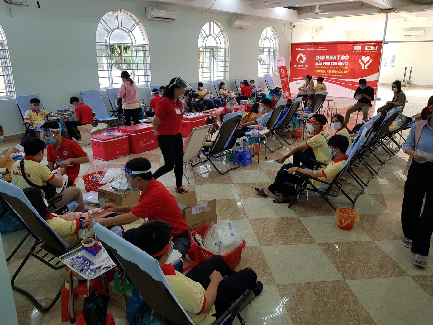 Quang cảnh hiến máu Bạn Nguyễn Huỳnh Châu, Hoa khôi sinh viên TP Cần Thơ 2019, cũng là sinh viên của trường. Cô nói rằng, hiến máu là 1 hành động được tôn vinh và trân trọng, thể hiện được sự chia sẻ, lòng yêu thương giữa con người với nhau trong những lúc khó khăn. "Em rất vinh dự khi được tham dự chương trình Chủ nhật Đỏ đầy tính nhân văn và lần này em lại háo hức hơn vì được tổ chức tại trường ĐH Nam Cần Thơ, ngôi trường mà em đang theo học", Châu nói. Các hoa khôi, Á khôi là sinh viên của trường tham gia chủ nhật Đỏ Bạn Nguyễn Thị Minh Thư, Á khôi Sinh viên TP Cần Thơ 2019, hiện đang học năm 4 ngành Dược (ĐH Nam Cần Thơ) lần thứ 2 đồng hành với Chủ nhật Đỏ. Thư chia sẻ rằng, đây là một chương trình ý nghĩa và nhân văn. Hiến máu là hành động ý nghĩa và cao cả; hơn thế mang tinh thần yêu thương và chia sẻ với cộng đồng, mỗi đơn vị máu mà chúng ta cho đi đều mang ý nghĩa lớn với những bệnh nhân đang cần. "Các bạn đừng nghĩ hiến máu là có hại cho sức khoẻ, mà ngược lại hiến máu chứng tỏ bạn có sức khoẻ tốt.", Minh Thư nói. Lê Thị Tường Vy - Hoa khôi Sinh viên Việt Nam 2020, Người đẹp Áo dài Hoa hậu Việt Nam 2020. Anh Hà Minh Thông, Phó chủ tịch Hội Sinh viên trường đại học Nam Cần Thơ cho biết, hoạt động tình nguyện, đặc biệt là hiến máu nhân đạo được lãnh đạo Nhà trường quan tâm và các bạn sinh viên nhiệt tình ủng hộ. Điển hình như Chủ nhật Đỏ lần này khi phát động phong trào không chỉ các bạn sinh viên háo hức tham gia, mà còn các bạn sinh viên đang theo học tại trường đoạt danh hiệu Hoa khôi, Á khôi cấp thành phố và cao hơn như Lê Thị Tường Vy (Hoa khôi ĐH Nam Cần Thơ năm 2020), đồng thời cô còn là Người đẹp áo dài Hoa hậu Việt Nam 2020, Hoa khôi Sinh viên Việt Nam 2020; Hoa khôi Sinh viên TP Cần Thơ 2019 Nguyễn Huỳnh Châu và Á khôi Sinh viên TP Cần Thơ 2019 Nguyễn Thị Minh Thư. Đặc biệt, còn có 23 thí sinh lọt vào vòng chung kết cuộc thi Hoa khôi đại học Nam Cần Thơ 2021 cũng tham gia.