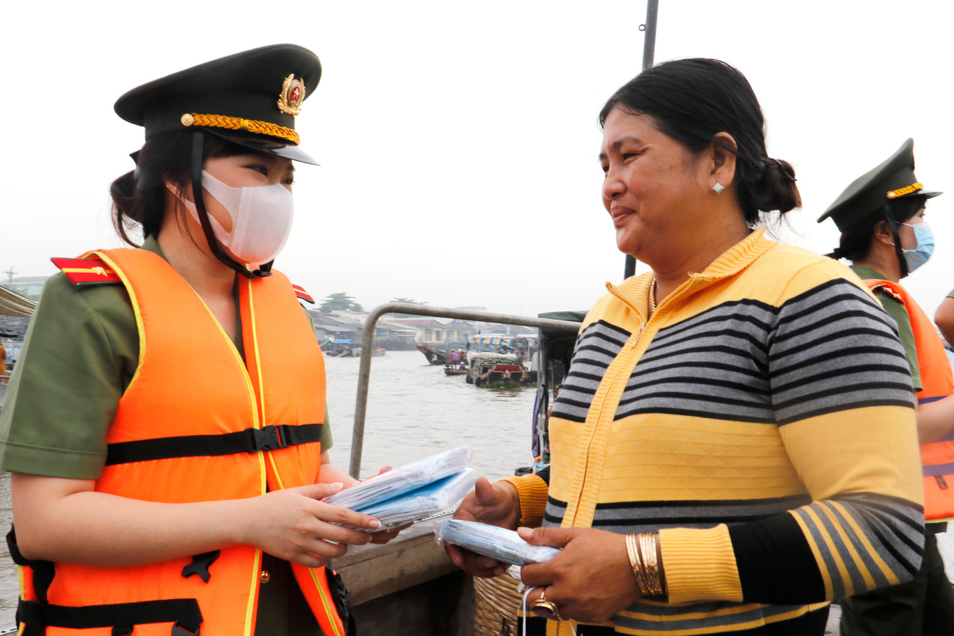 Nữ chiến sỹ công an tặng khẩu trang cho tiểu thương