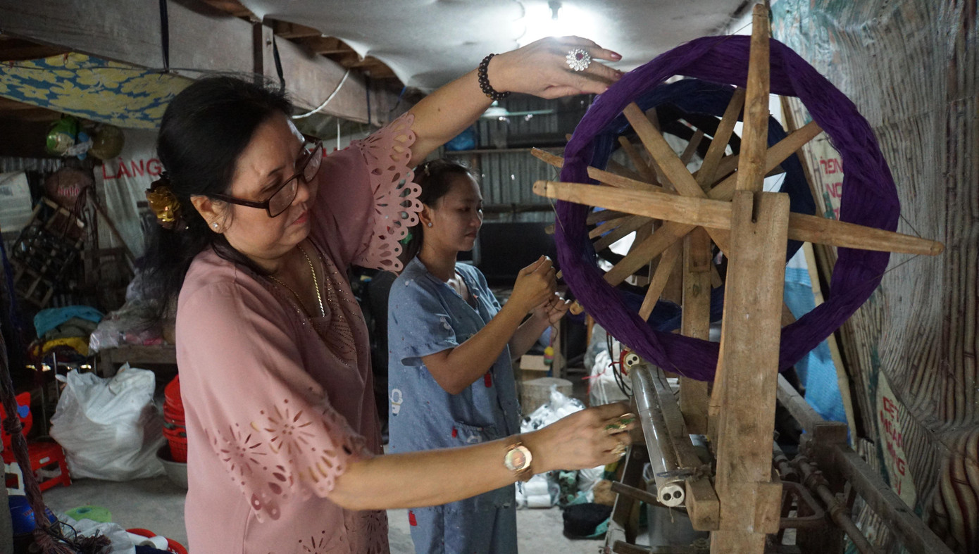 Bà Nguyễn Thị Kim Chiều là một trong những nghệ nhân đầu tiên cải tiến mẫu khăn rằn truyền thống sang khăn phục vụ du lịch.