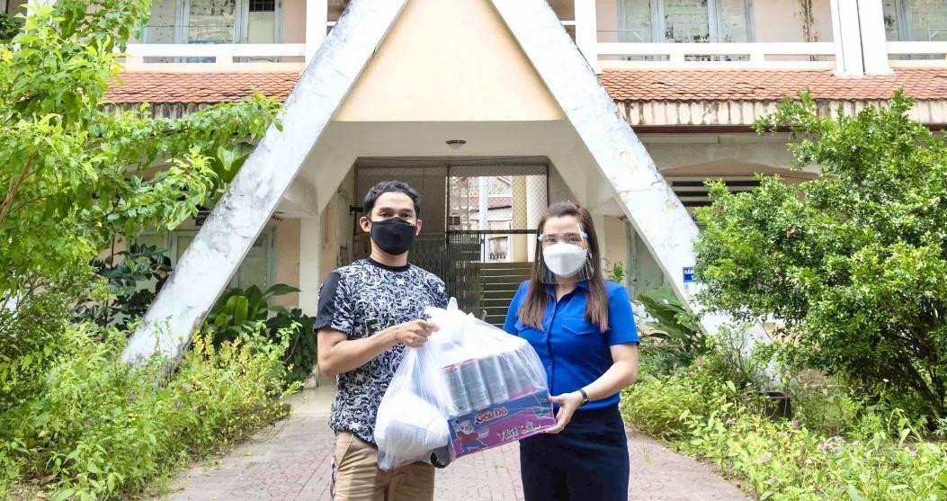 Chị Nguyễn Phượng Thư tặng quà cho sinh viên Lào