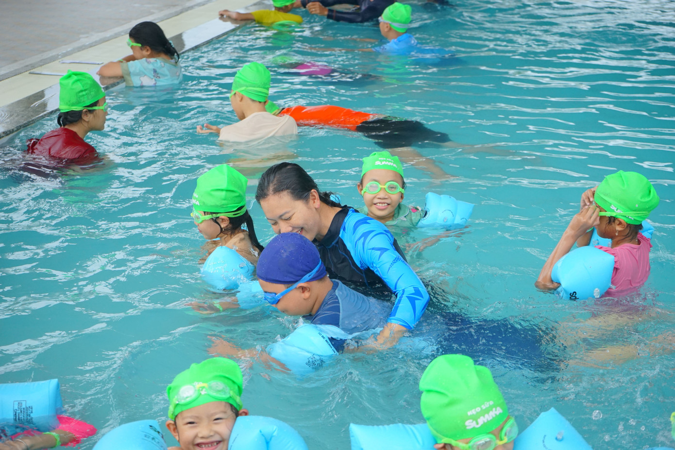 Kình ngư Ánh Viên dạy bơi cho trẻ em tại An Giang.