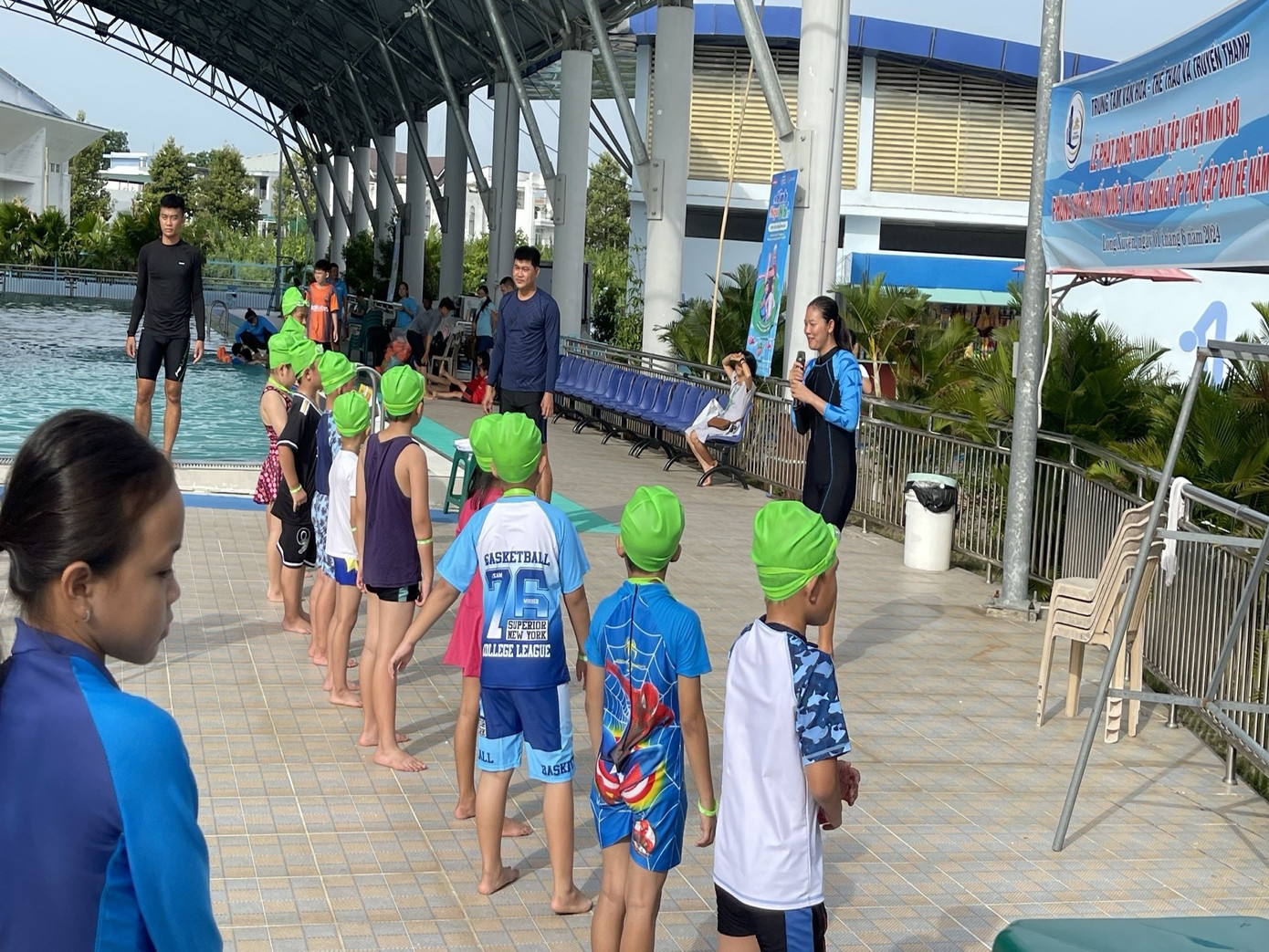 Kình ngư Ánh Viên hướng dẫn các em khởi động trước khi bơi.