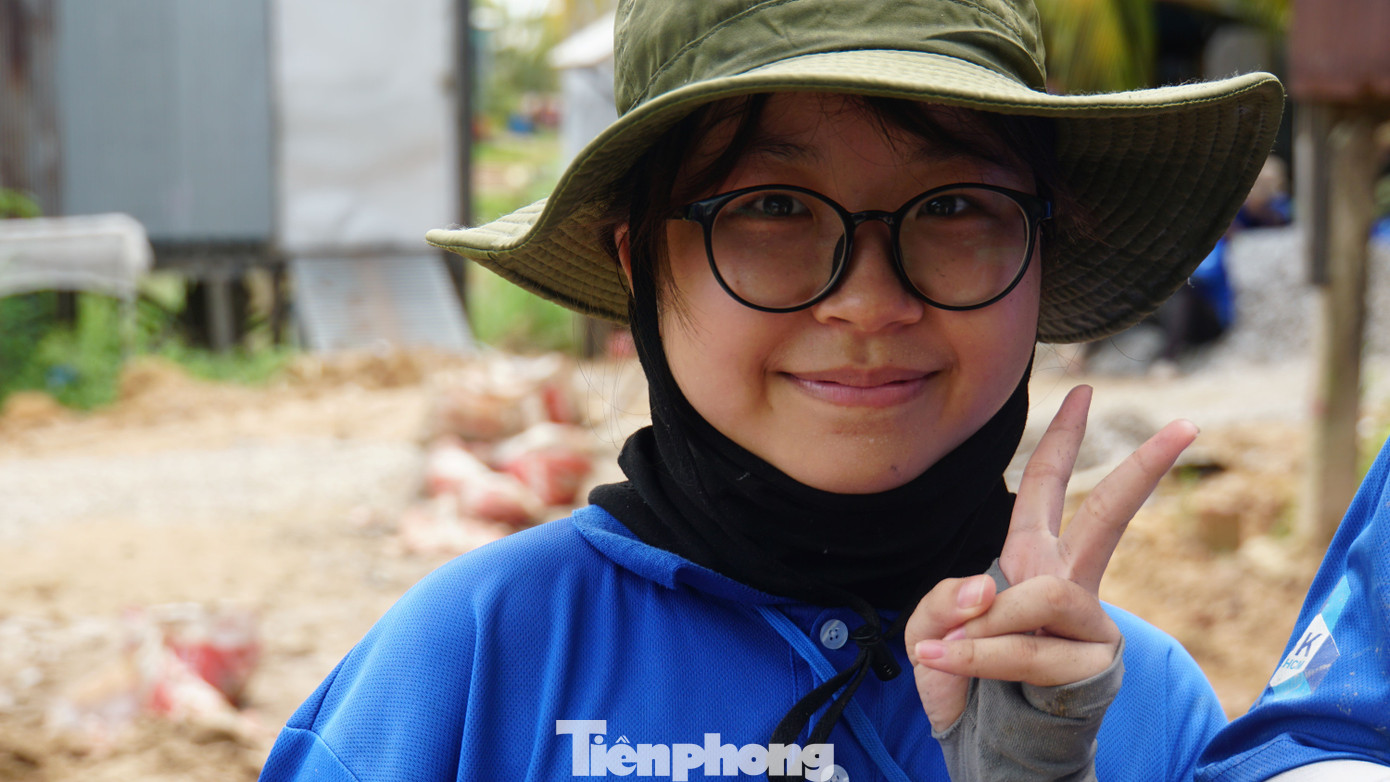 Võ Hạ Trâm, quê Bến Tre, sinh viên trường đại học Bách khoa TPHCM lần đầu tham gia chiến dịch tình nguyện hè tại vùng biên giới Tân Hồng. Ảnh: Hòa Hội.