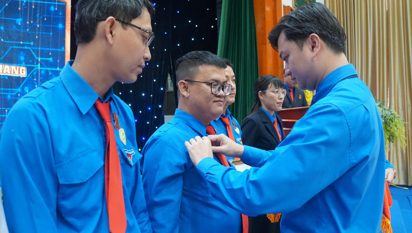 Anh Nguyễn Minh Triết trao tặng kỷ niệm chương cho đại biểu. Ảnh: Hòa Hội