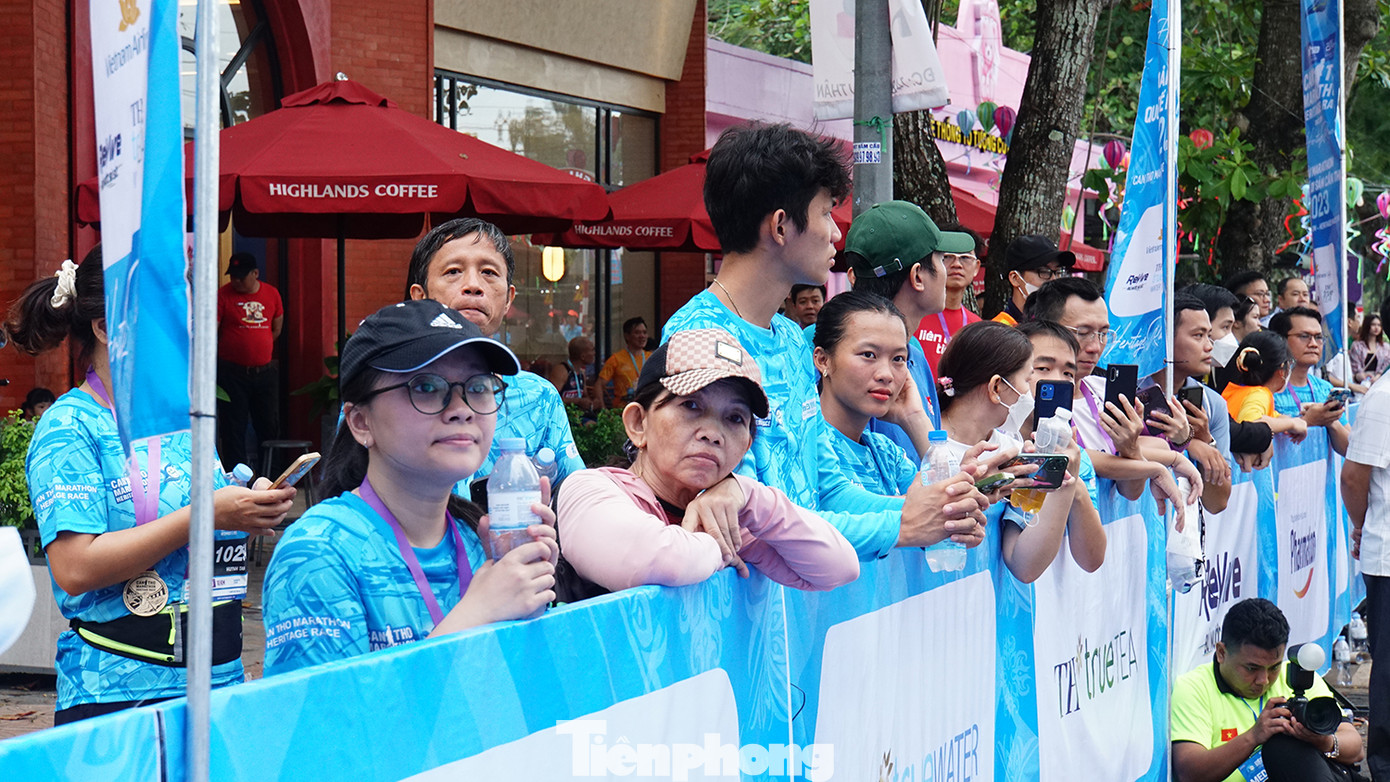 Khán giả cổ vũ các vận động viên. Ảnh: Hòa Hội Hàng nghìn người tham gia giải Marathon Quốc tế Di Sản Cần Thơ 2023. Ảnh: BTC