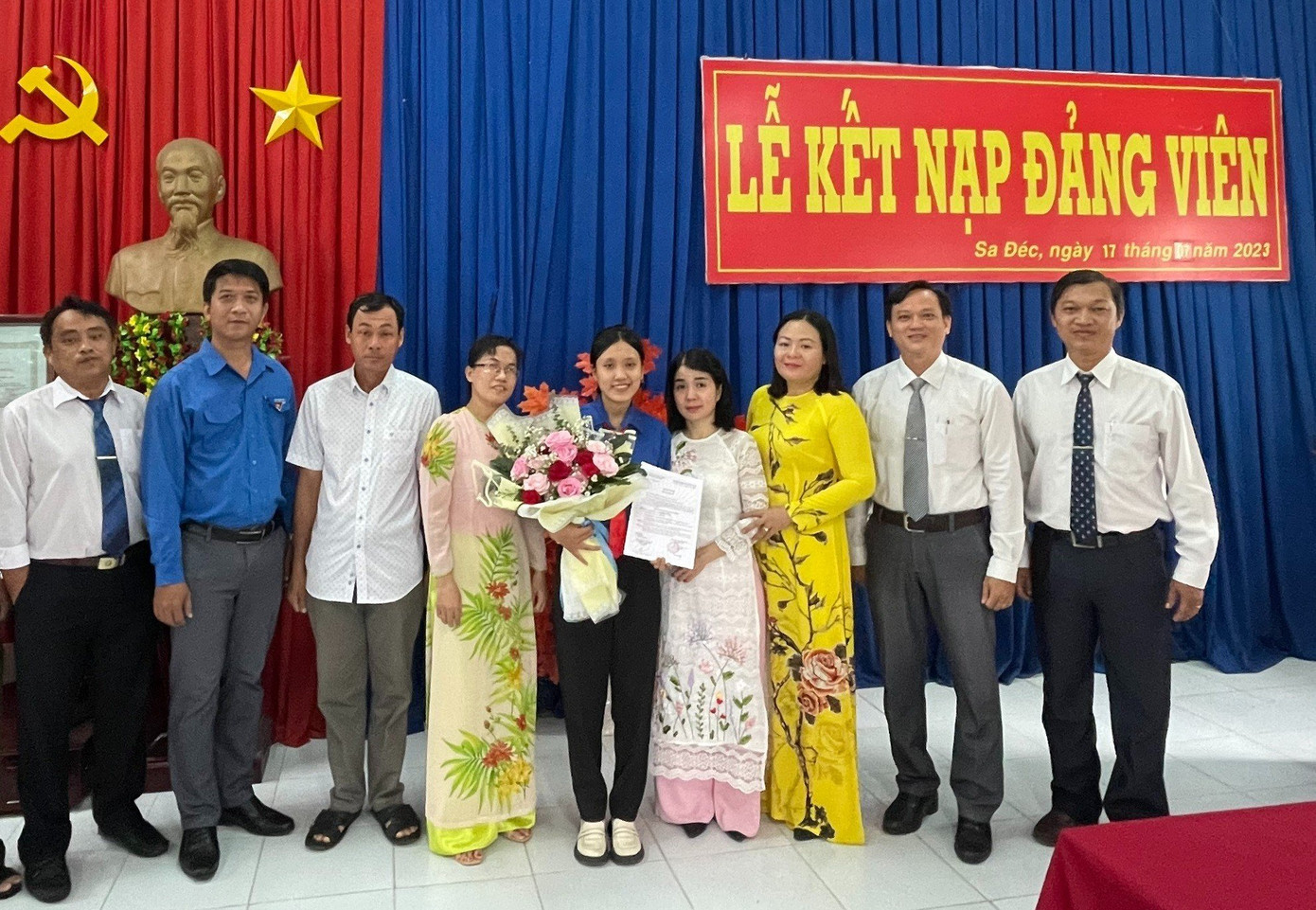 Như Huỳnh vinh dự đứng vào hàng ngũ của Đảng khi tròn 18 tuổi.